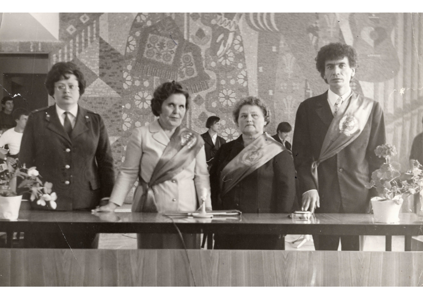 Общее фото с регистрации брака, на фото Гужавина Валентина  Ивановна (вторая слева). (Фото из архива отдела ЗАГС).